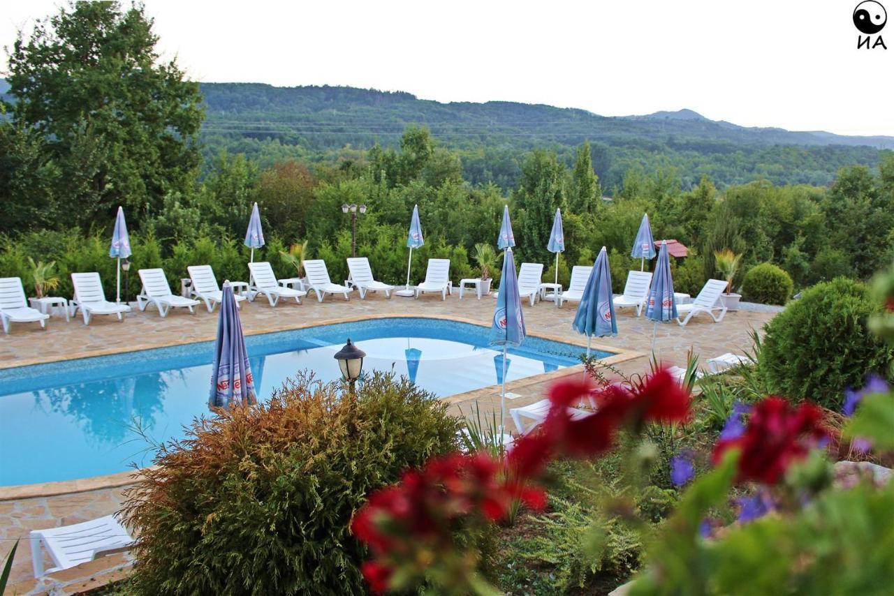 Hotel Family Complex Krisbo à Donkovtsi Extérieur photo